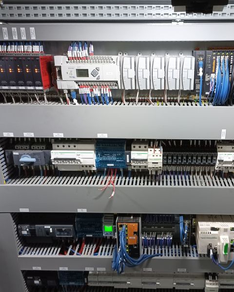 Armoire électrique industrielle : automate, modules d'entrées-sorties et câblage repéré