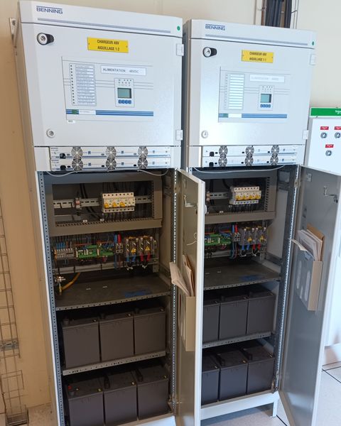Deux armoires chargeurs 48 V ouvertes, avec leurs batteries
