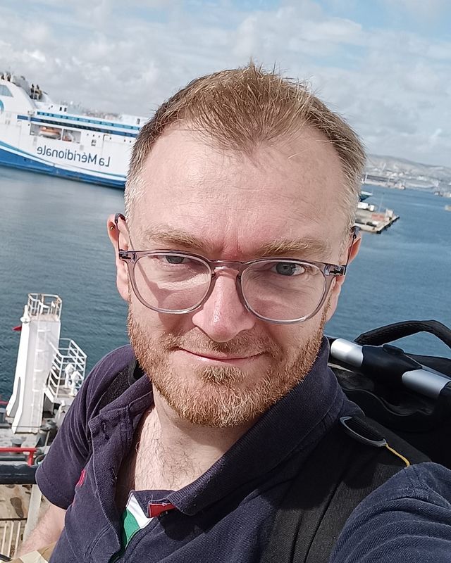 Julien Dugard, fondateur de JD Formation Consulting Électricité sur un port